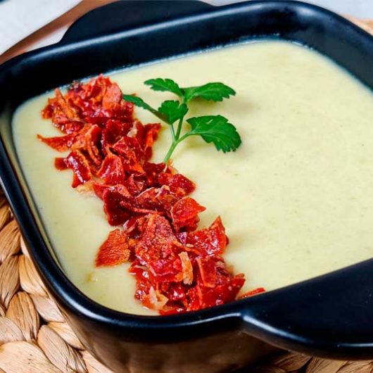 Crema de calabacín y manzana con crujiente de jamón serrano