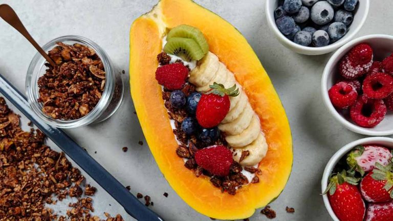 Papaya con granola de chocolate y yogur
