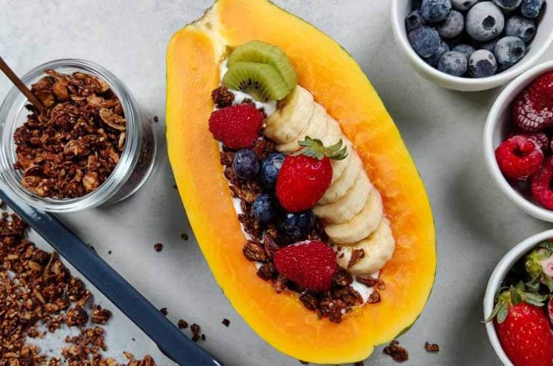 Granola de chocolate con fruta y yogur
