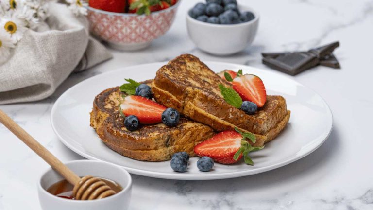 Torrijas rellenas de chocolate acompañadas de fresas