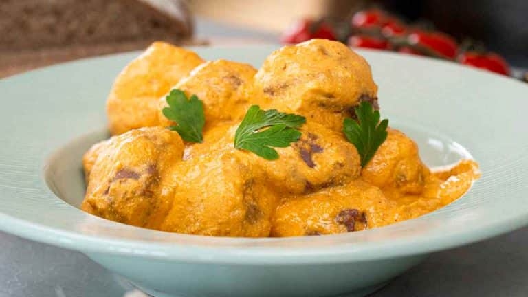 Albóndigas con salsa de queso feta al horno y tomate cherry