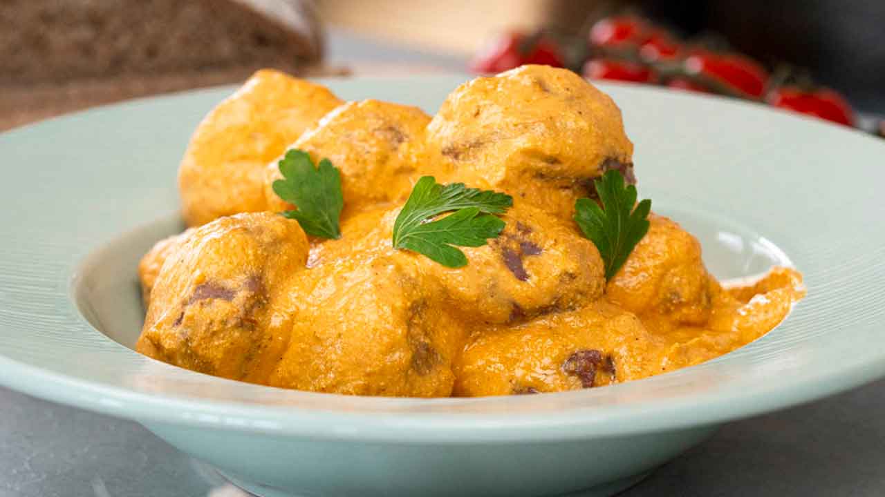 Albóndigas con salsa de queso feta al horno y tomate cherry