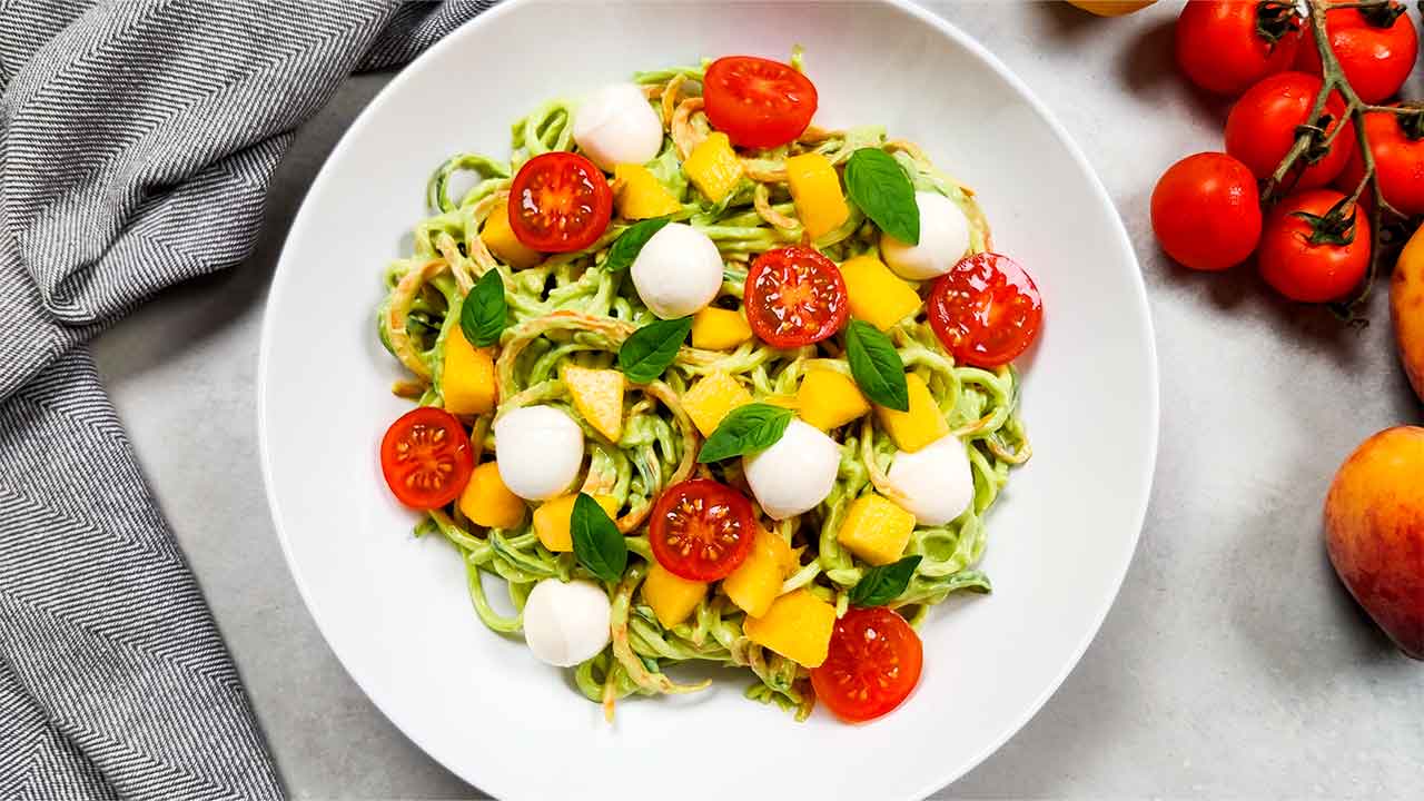 Espaguetis de calabacín y zanahoria con salsa de aguacate