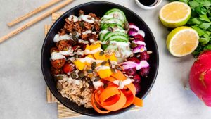 Poke bowl con tofu crujiente