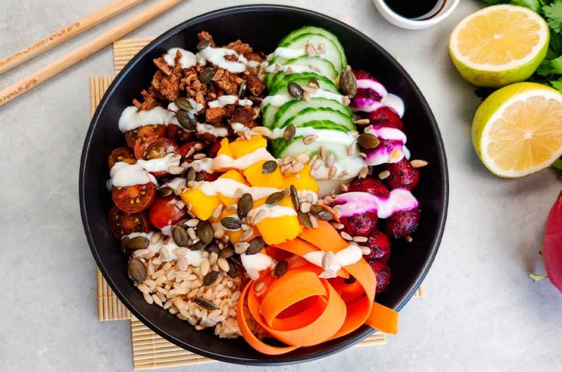 Poke bowl con tofu crujiente, un hawaiano vegano