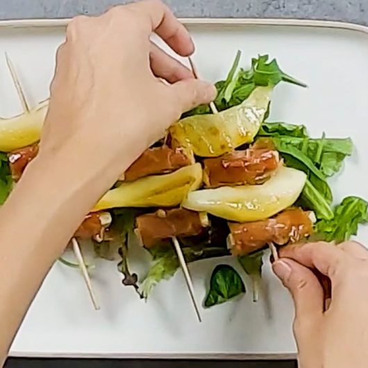 Brochetas de pera, queso y jamón - Entrante Navidad