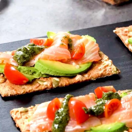 Tostas con aguacate y salmón - Entrante de Navidad